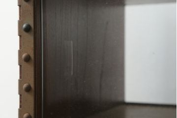中古　国産　民芸城山　欅(ケヤキ)材　迫力ある金具のデザインが目を惹く収納棚(戸棚、電話台、花台、飾り台、サイドキャビネット)(R-076029)