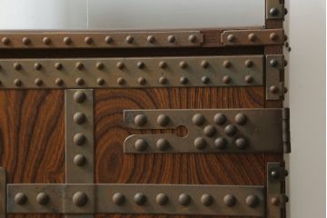 中古　国産　民芸城山　欅(ケヤキ)材　迫力ある金具のデザインが目を惹く収納棚(戸棚、電話台、花台、飾り台、サイドキャビネット)(R-076029)