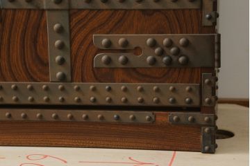 中古　国産　民芸城山　欅(ケヤキ)材　迫力ある金具のデザインが目を惹く収納棚(戸棚、電話台、花台、飾り台、サイドキャビネット)(R-076029)