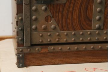中古　国産　民芸城山　欅(ケヤキ)材　迫力ある金具のデザインが目を惹く収納棚(戸棚、電話台、花台、飾り台、サイドキャビネット)(R-076029)