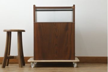 中古　国産　民芸城山　欅(ケヤキ)材　迫力ある金具のデザインが目を惹く収納棚(戸棚、電話台、花台、飾り台、サイドキャビネット)(R-076029)