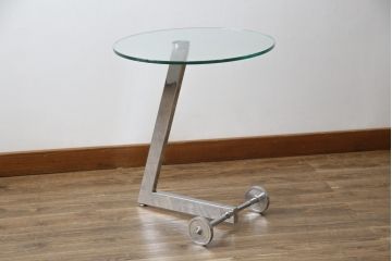 中古　美品　BoConcept(ボーコンセプト)　シンプルで洗練されたデザインのキャスター付きガラストップサイドテーブル(コーヒーテーブル、エンドテーブル、花台、飾り台、北欧)(定価約9万円)(R-076030)