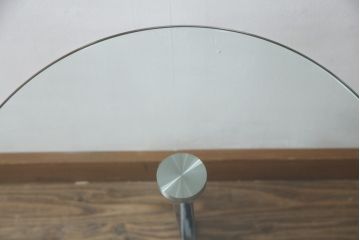 中古　美品　BoConcept(ボーコンセプト)　シンプルで洗練されたデザインのキャスター付きガラストップサイドテーブル(コーヒーテーブル、エンドテーブル、花台、飾り台、北欧)(定価約9万円)(R-076030)