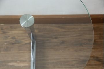 中古　美品　BoConcept(ボーコンセプト)　シンプルで洗練されたデザインのキャスター付きガラストップサイドテーブル(コーヒーテーブル、エンドテーブル、花台、飾り台、北欧)(定価約9万円)(R-076030)