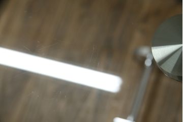 中古　美品　BoConcept(ボーコンセプト)　シンプルで洗練されたデザインのキャスター付きガラストップサイドテーブル(コーヒーテーブル、エンドテーブル、花台、飾り台、北欧)(定価約9万円)(R-076030)