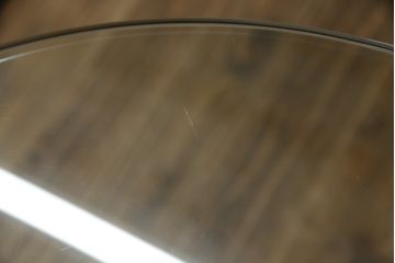 中古　美品　BoConcept(ボーコンセプト)　シンプルで洗練されたデザインのキャスター付きガラストップサイドテーブル(コーヒーテーブル、エンドテーブル、花台、飾り台、北欧)(定価約9万円)(R-076030)