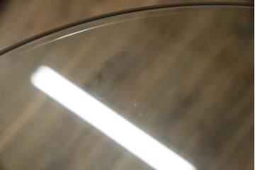 中古　美品　BoConcept(ボーコンセプト)　シンプルで洗練されたデザインのキャスター付きガラストップサイドテーブル(コーヒーテーブル、エンドテーブル、花台、飾り台、北欧)(定価約9万円)(R-076030)