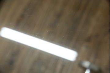 中古　美品　BoConcept(ボーコンセプト)　シンプルで洗練されたデザインのキャスター付きガラストップサイドテーブル(コーヒーテーブル、エンドテーブル、花台、飾り台、北欧)(定価約9万円)(R-076030)