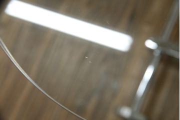 中古　美品　BoConcept(ボーコンセプト)　シンプルで洗練されたデザインのキャスター付きガラストップサイドテーブル(コーヒーテーブル、エンドテーブル、花台、飾り台、北欧)(定価約9万円)(R-076030)