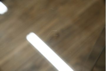 中古　美品　BoConcept(ボーコンセプト)　シンプルで洗練されたデザインのキャスター付きガラストップサイドテーブル(コーヒーテーブル、エンドテーブル、花台、飾り台、北欧)(定価約9万円)(R-076030)