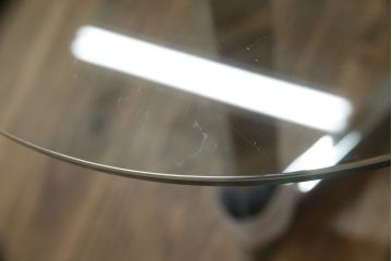 中古　美品　BoConcept(ボーコンセプト)　シンプルで洗練されたデザインのキャスター付きガラストップサイドテーブル(コーヒーテーブル、エンドテーブル、花台、飾り台、北欧)(定価約9万円)(R-076030)