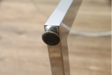 中古　美品　BoConcept(ボーコンセプト)　シンプルで洗練されたデザインのキャスター付きガラストップサイドテーブル(コーヒーテーブル、エンドテーブル、花台、飾り台、北欧)(定価約9万円)(R-076030)
