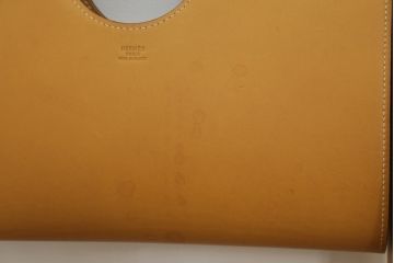 中古　HERMES(エルメス)　本革　PIPPAシリーズ　イエローカラーのレザーが魅力的な折り畳み式チェア(スツール、折りたたみ、イス)(定価約160万円)(R-076033)
