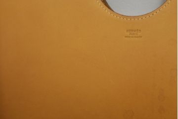 中古　HERMES(エルメス)　本革　PIPPAシリーズ　イエローカラーのレザーが魅力的な折り畳み式チェア(スツール、折りたたみ、イス)(定価約160万円)(R-076033)