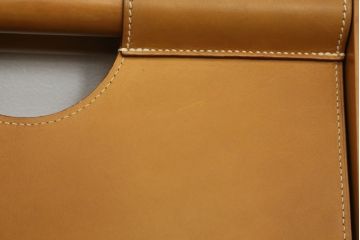 中古　HERMES(エルメス)　本革　PIPPAシリーズ　イエローカラーのレザーが魅力的な折り畳み式チェア(スツール、折りたたみ、イス)(定価約160万円)(R-076033)