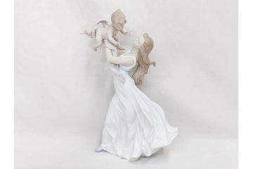 スペイン　リヤドロ　LLADRO　幸せの瞬間　6858　細部まで職人のこだわりが感じられる美しいフィギュリン(母と子、赤ちゃん、女性、家族、ファミリー、陶器人形、置物、オブジェ、箱付き)(R-076038)