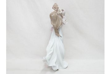 スペイン　リヤドロ　LLADRO　幸せの瞬間　6858　細部まで職人のこだわりが感じられる美しいフィギュリン(母と子、赤ちゃん、女性、家族、ファミリー、陶器人形、置物、オブジェ、箱付き)(R-076038)