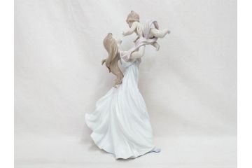 スペイン　リヤドロ　LLADRO　幸せの瞬間　6858　細部まで職人のこだわりが感じられる美しいフィギュリン(母と子、赤ちゃん、女性、家族、ファミリー、陶器人形、置物、オブジェ、箱付き)(R-076038)