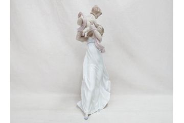 スペイン　リヤドロ　LLADRO　幸せの瞬間　6858　細部まで職人のこだわりが感じられる美しいフィギュリン(母と子、赤ちゃん、女性、家族、ファミリー、陶器人形、置物、オブジェ、箱付き)(R-076038)