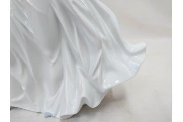 スペイン　リヤドロ　LLADRO　幸せの瞬間　6858　細部まで職人のこだわりが感じられる美しいフィギュリン(母と子、赤ちゃん、女性、家族、ファミリー、陶器人形、置物、オブジェ、箱付き)(R-076038)