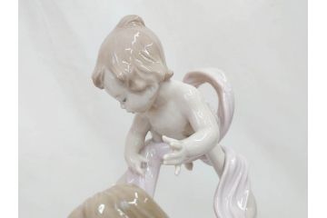 スペイン　リヤドロ　LLADRO　幸せの瞬間　6858　細部まで職人のこだわりが感じられる美しいフィギュリン(母と子、赤ちゃん、女性、家族、ファミリー、陶器人形、置物、オブジェ、箱付き)(R-076038)