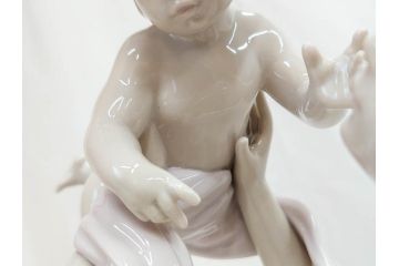 スペイン　リヤドロ　LLADRO　幸せの瞬間　6858　細部まで職人のこだわりが感じられる美しいフィギュリン(母と子、赤ちゃん、女性、家族、ファミリー、陶器人形、置物、オブジェ、箱付き)(R-076038)