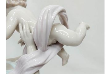 スペイン　リヤドロ　LLADRO　幸せの瞬間　6858　細部まで職人のこだわりが感じられる美しいフィギュリン(母と子、赤ちゃん、女性、家族、ファミリー、陶器人形、置物、オブジェ、箱付き)(R-076038)