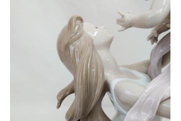 スペイン　リヤドロ　LLADRO　幸せの瞬間　6858　細部まで職人のこだわりが感じられる美しいフィギュリン(母と子、赤ちゃん、女性、家族、ファミリー、陶器人形、置物、オブジェ、箱付き)(R-076038)