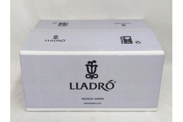 スペイン　リヤドロ　LLADRO　幸せの瞬間　6858　細部まで職人のこだわりが感じられる美しいフィギュリン(母と子、赤ちゃん、女性、家族、ファミリー、陶器人形、置物、オブジェ、箱付き)(R-076038)