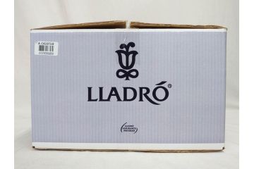 スペイン　リヤドロ　LLADRO　幸せの瞬間　6858　細部まで職人のこだわりが感じられる美しいフィギュリン(母と子、赤ちゃん、女性、家族、ファミリー、陶器人形、置物、オブジェ、箱付き)(R-076038)