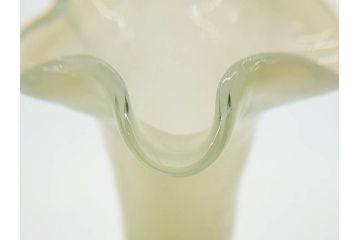 昭和レトロ　戦前　大正　可愛らしいデザインの古いマーブルガラス花瓶2個セット(フリル、色被せ、一輪挿し、花入、花器、硝子、吹きガラス)(R-076040)