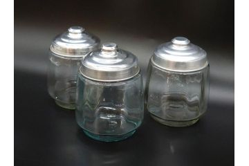 昭和レトロ　当時物　大正〜昭和初期　アルミ蓋　昔懐かしい雰囲気漂うガラス瓶3個セット(キャニスター、ガラスビン、硝子、菓子瓶、フタ付き)(R-076042)