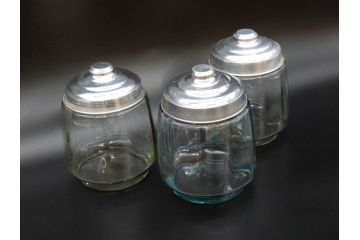 昭和レトロ　当時物　大正〜昭和初期　アルミ蓋　昔懐かしい雰囲気漂うガラス瓶3個セット(キャニスター、ガラスビン、硝子、菓子瓶、フタ付き)(R-076042)
