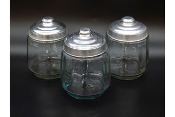 昭和レトロ　当時物　大正〜昭和初期　アルミ蓋　昔懐かしい雰囲気漂うガラス瓶3個セット(キャニスター、ガラスビン、硝子、菓子瓶、フタ付き)(R-076042)
