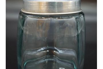 昭和レトロ　当時物　大正〜昭和初期　アルミ蓋　昔懐かしい雰囲気漂うガラス瓶3個セット(キャニスター、ガラスビン、硝子、菓子瓶、フタ付き)(R-076042)
