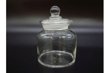 アンティーク雑貨　昭和レトロ　お洒落なインテリアとしても活躍してくれる蓋付きガラス瓶3個セット(キャニスター、硝子、ガラスビン、菓子瓶、フタ付き、MADE IN OCCUPIED JAPAN(占領下の日本製)、オキュパイド ジャパン)(R-076043)