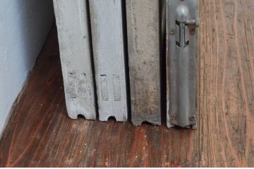 アンティーク建具　ペイント仕上げ限定　シャビーなペイントがお洒落なルーバー窓4枚セット(引き戸、ジャロジー窓、目隠しルーバー、雨戸、木製)(R-076057)