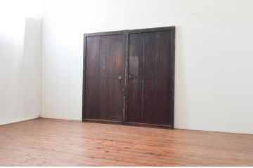 アンティーク建具　鋲付きがお洒落なアクセントになる板戸2枚セット(引き戸)(R-076058)