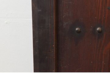 アンティーク建具　鋲付きがお洒落なアクセントになる板戸2枚セット(引き戸)(R-076058)