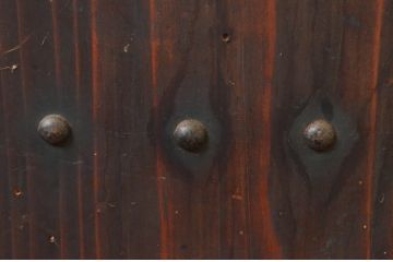 アンティーク建具　鋲付きがお洒落なアクセントになる板戸2枚セット(引き戸)(R-076058)