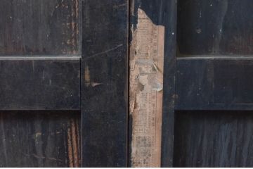 アンティーク建具　鋲付きがお洒落なアクセントになる板戸2枚セット(引き戸)(R-076058)
