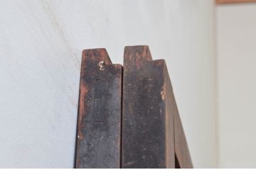アンティーク建具　鋲付きがお洒落なアクセントになる板戸2枚セット(引き戸)(R-076058)