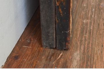 アンティーク建具　鋲付きがお洒落なアクセントになる板戸2枚セット(引き戸)(R-076058)