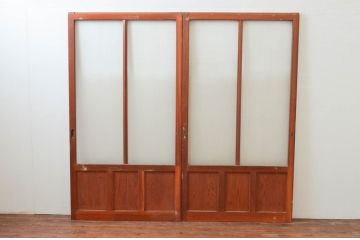 アンティーク建具　明るい木色がレトロな雰囲気を盛り上げるガラス戸2枚セット(引き戸)(R-076061)