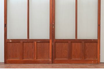アンティーク建具　明るい木色がレトロな雰囲気を盛り上げるガラス戸2枚セット(引き戸)(R-076061)
