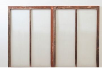 アンティーク建具　明るい木色がレトロな雰囲気を盛り上げるガラス戸2枚セット(引き戸)(R-076061)