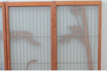 アンティーク建具　躍動感あふれる虎の彫刻が目を惹く書院戸4枚セット(窓、引き戸、ガラス戸)(R-076067)