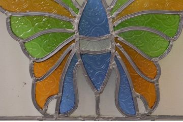 ビンテージ建具　華やかな蝶の図柄が存在感を放つステンドグラス1枚(明り取り、明かり取り、窓、ヴィンテージ)(R-076070)
