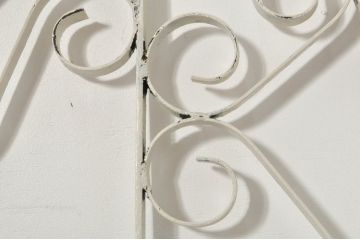 アンティーク建具　ペイント仕上げ限定　かわいいデザインのアイアンゲート1枚(鉄扉、フェンス)(R-076078)