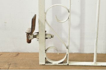 アンティーク建具　ペイント仕上げ限定　かわいいデザインのアイアンゲート1枚(鉄扉、フェンス)(R-076078)